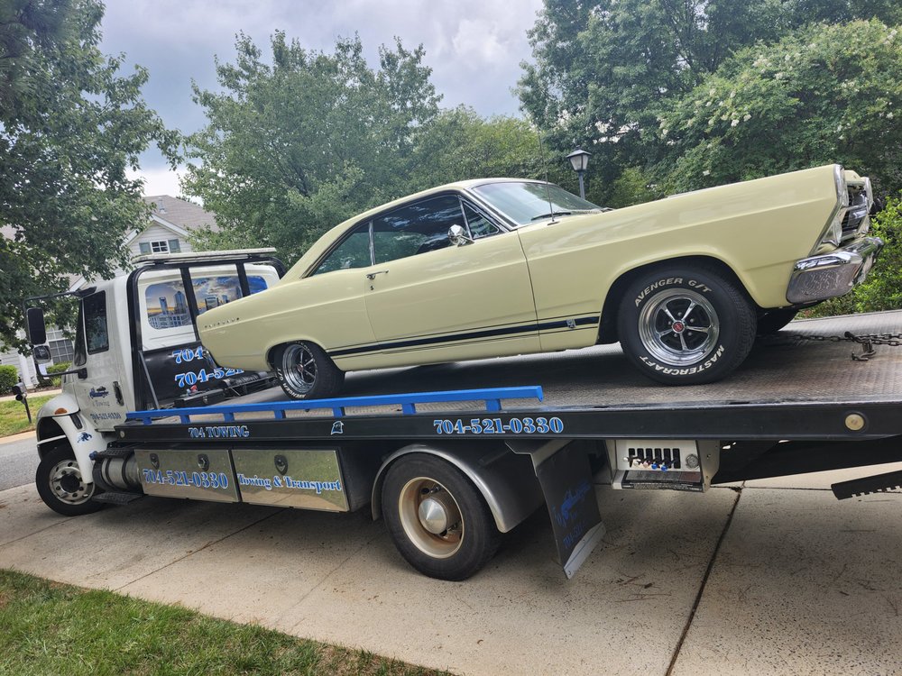 704 Towing flatbed loaded with a classic car